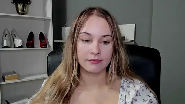 kitty valeria online show from December 3, 2025, 9:57 pm