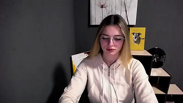 lady olivia  online show from April 28, 2026, 3:06 pm