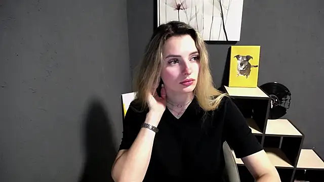 lady olivia  online show from May 4, 2026, 12:45 pm
