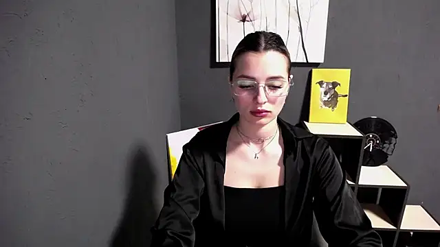 lady olivia  online show from May 6, 2026, 12:10 pm