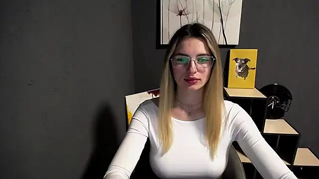 lady olivia  online show from May 9, 2026, 11:48 am