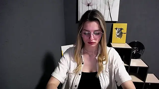 lady olivia  online show from May 20, 2026, 12:33 pm