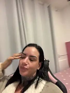 YasmimBrasil online show from August 3, 2026, 5:28 am