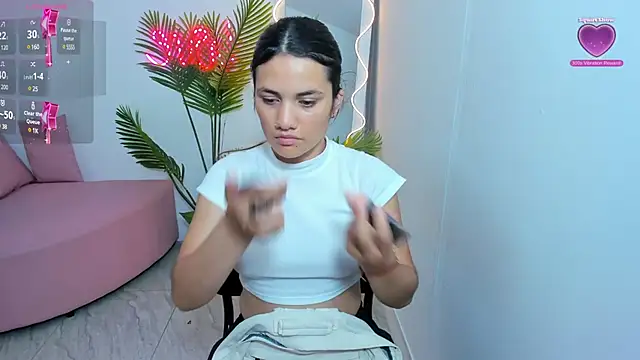 Snapshot of Chiara_tay chatting on January 15, 2025, 2:27 am Chiara tay online show from January 15, 2025, 2:27 am