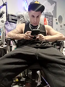 Snapshot of --D-a-D-D-y- chatting on September 19, 2025, 2:18 pm --D-a-D-D-y- online show from September 19, 2025, 2:18 pm