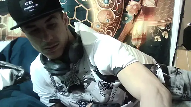 Snapshot of --D-a-D-D-y- chatting on November 11, 2025, 4:23 am --D-a-D-D-y- online show from November 11, 2025, 4:23 am