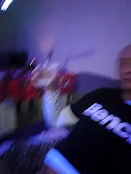 Snapshot of McdyllanXX chatting on December 9, 2024, 12:12 am McdyllanXX online show from December 9, 2024, 12:12 am