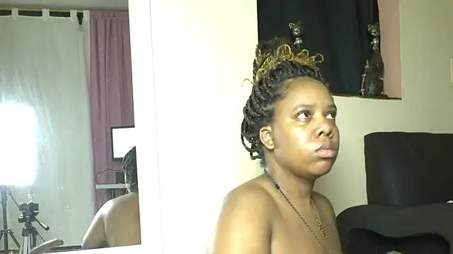 Snapshot of Yiseth_02 chatting on June 2, 2026, 2:35 am Yiseth 02 online show from June 2, 2026, 2:35 am