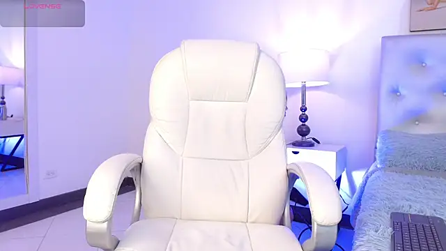 Snapshot of celine_golden1 chatting on January 12, 2025, 6:17 am celine golden1 online show from January 12, 2025, 6:17 am