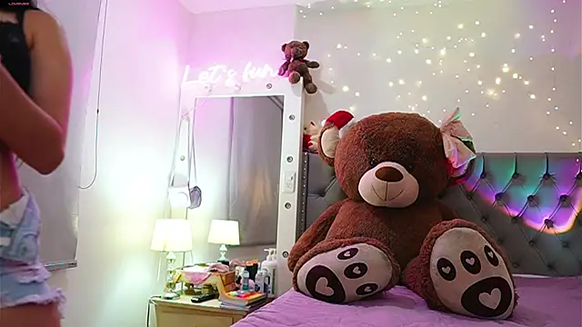 Snapshot of Tiana_sanders chatting on December 16, 2024, 2:04 am Tiana sanders online show from December 16, 2024, 2:04 am