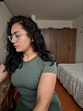 Snapshot of Thaliacooper_ chatting on October 29, 2025, 5:36 pm Thaliacooper online show from October 29, 2025, 5:36 pm