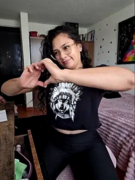 Snapshot of Thaliacooper_ chatting on June 11, 2026, 5:33 pm Thaliacooper online show from June 11, 2026, 5:33 pm