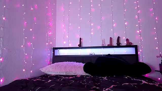 QueenLolaX online show from July 27, 2026, 5:58 am