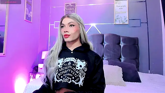 Megan Do Santos online show from November 8, 2025, 1:33 pm