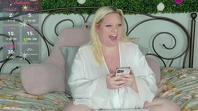 Snapshot of siennaxluxx chatting on May 8, 2026, 2:39 am siennaxluxx online show from May 8, 2026, 2:39 am