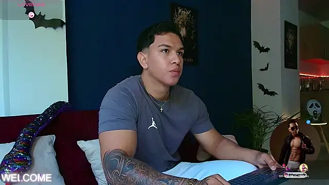 Snapshot of Taylor_John chatting on October 31, 2025, 2:07 pm Taylor John online show from October 31, 2025, 2:07 pm