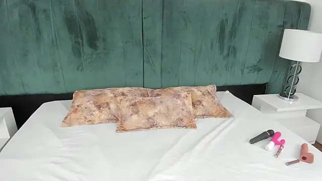 PandoraB  online show from September 24, 2025, 11:57 am