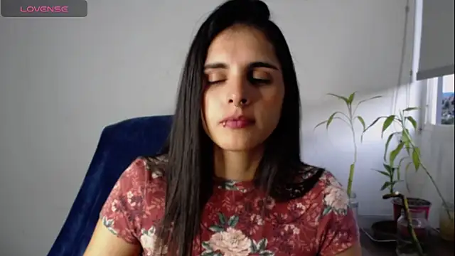 Snapshot of alma_violeta chatting on March 21, 2025, 11:01 pm alma violeta online show from March 21, 2025, 11:01 pm