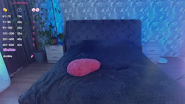 Snapshot of SuzannaWild chatting on January 18, 2025, 11:21 am SuzannaWild online show from January 18, 2025, 11:21 am