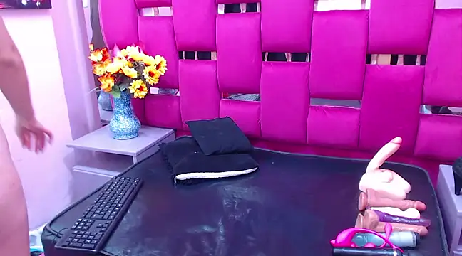 Snapshot of Lya_Anal chatting on February 13, 2025, 6:20 am Lya Anal online show from February 13, 2025, 6:20 am