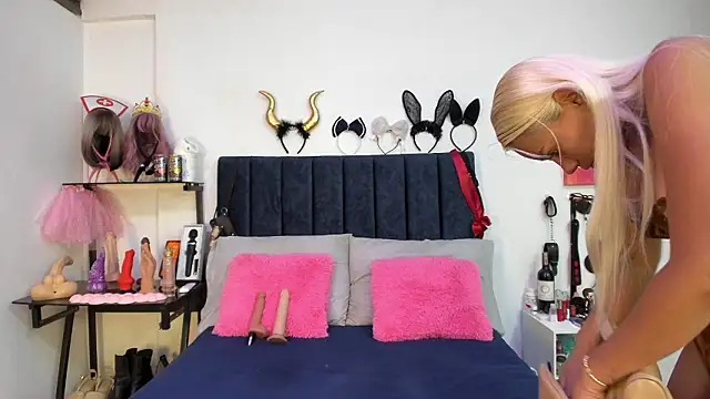 emmily giraldo online show from March 9, 2026, 12:42 pm