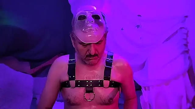 Snapshot of BushBator chatting on October 19, 2025, 7:42 am BushBator online show from October 19, 2025, 7:42 am