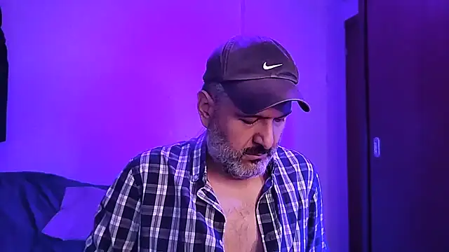 Snapshot of BushBator chatting on November 14, 2025, 5:17 am BushBator online show from November 14, 2025, 5:17 am