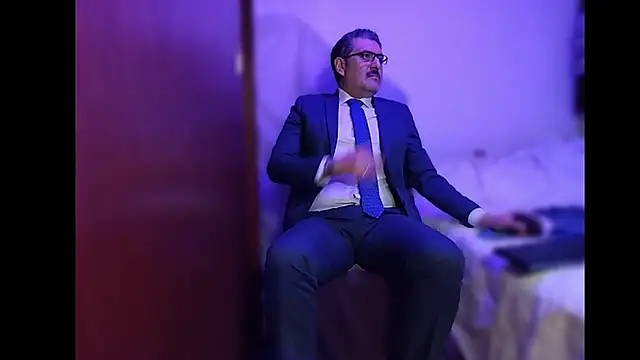 Snapshot of BushBator chatting on December 16, 2025, 7:13 am BushBator online show from December 16, 2025, 7:13 am