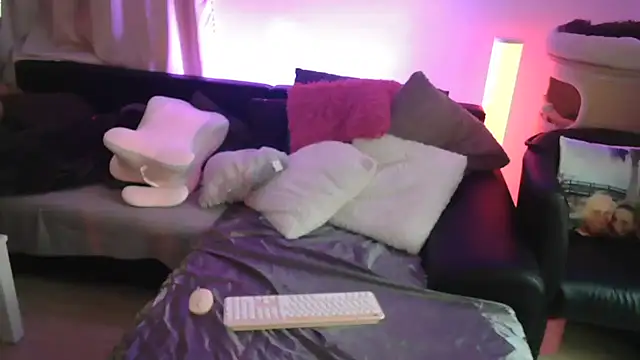 Snapshot of HotElena chatting on March 30, 2026, 5:36 pm HotElena online show from March 30, 2026, 5:36 pm