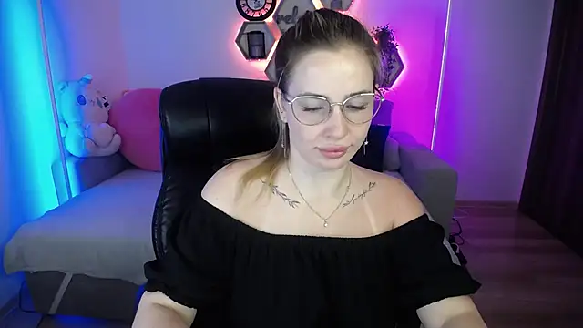 Snapshot of SabrinViolet chatting on July 7, 2026, 8:07 am SabrinViolet online show from July 7, 2026, 8:07 am