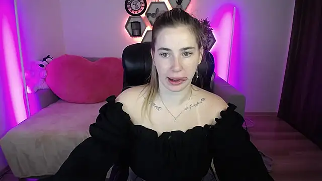 Snapshot of SabrinViolet chatting on July 24, 2026, 8:12 am SabrinViolet online show from July 24, 2026, 8:12 am