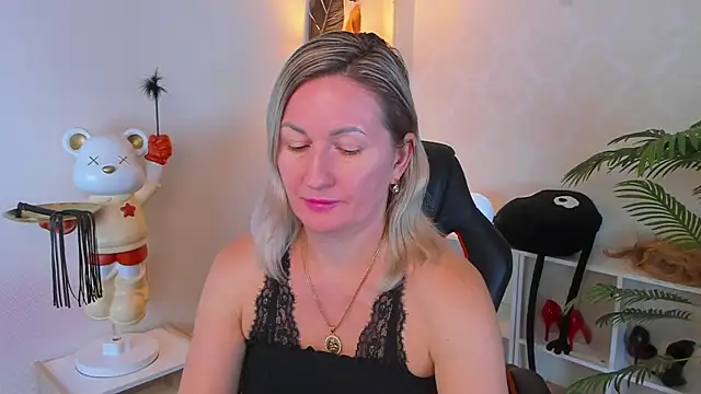 Snapshot of AriFleow chatting on October 19, 2025, 11:33 am AriFleow online show from October 19, 2025, 11:33 am