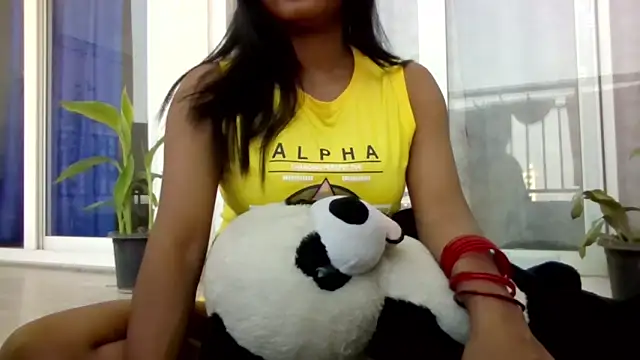 Queenhimanshi online show from October 17, 2025, 7:44 am