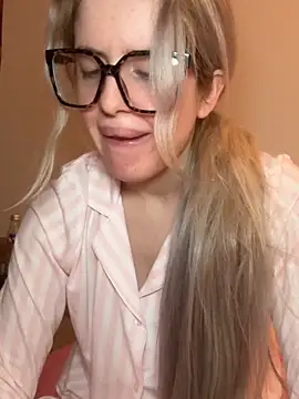 Holly-Glamour online show from February 4, 2026, 3:23 am