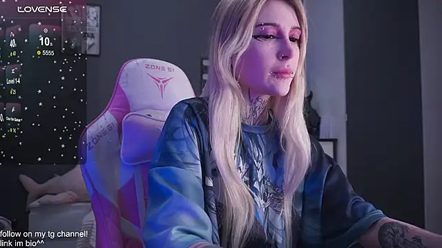 Snapshot of fraulein_mooon chatting on November 24, 2025, 10:53 pm fraulein mooon online show from November 24, 2025, 10:53 pm