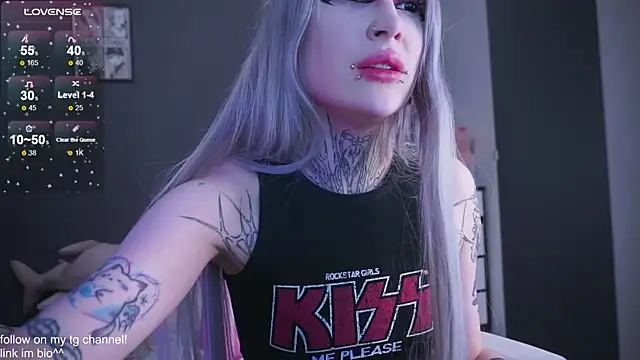 Snapshot of fraulein_mooon chatting on December 17, 2025, 5:52 pm fraulein mooon online show from December 17, 2025, 5:52 pm