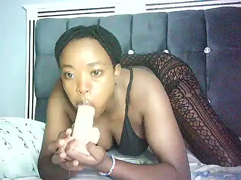 Snapshot of Cryaluna chatting on May 8, 2026, 4:07 am Cryaluna online show from May 8, 2026, 4:07 am