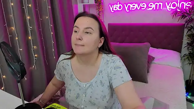 Snapshot of FeralPeach chatting on December 7, 2024, 8:33 am FeralPeach online show from December 7, 2024, 8:33 am