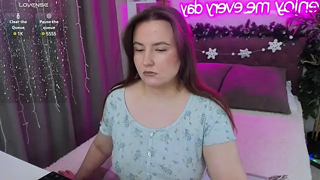 Snapshot of FeralPeach chatting on January 16, 2025, 8:33 am FeralPeach online show from January 16, 2025, 8:33 am