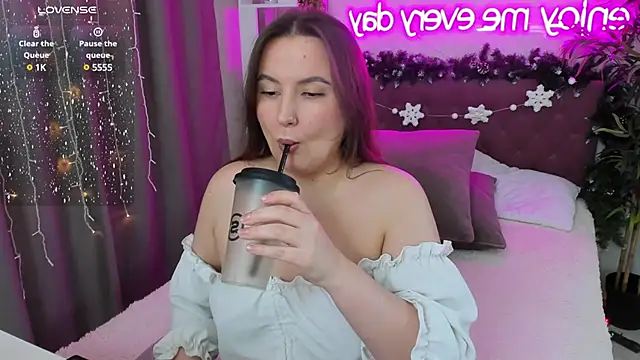 Snapshot of FeralPeach chatting on January 19, 2025, 10:06 am FeralPeach online show from January 19, 2025, 10:06 am