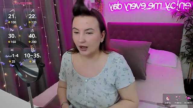 Snapshot of FeralPeach chatting on February 9, 2025, 4:36 am FeralPeach online show from February 9, 2025, 4:36 am