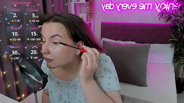 Snapshot of FeralPeach chatting on September 11, 2025, 4:34 am FeralPeach online show from September 11, 2025, 4:34 am