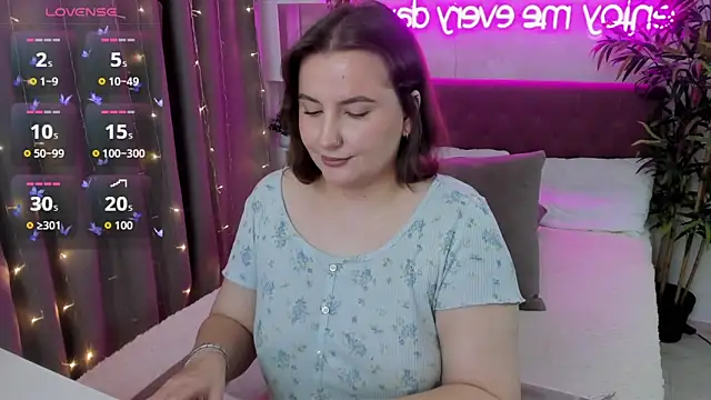 Snapshot of FeralPeach chatting on September 12, 2025, 5:29 am FeralPeach online show from September 12, 2025, 5:29 am