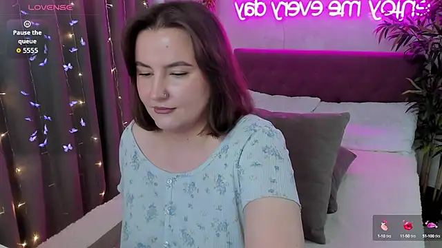 Snapshot of FeralPeach chatting on September 13, 2025, 6:13 am FeralPeach online show from September 13, 2025, 6:13 am