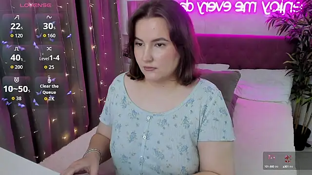 Snapshot of FeralPeach chatting on September 17, 2025, 4:14 am FeralPeach online show from September 17, 2025, 4:14 am