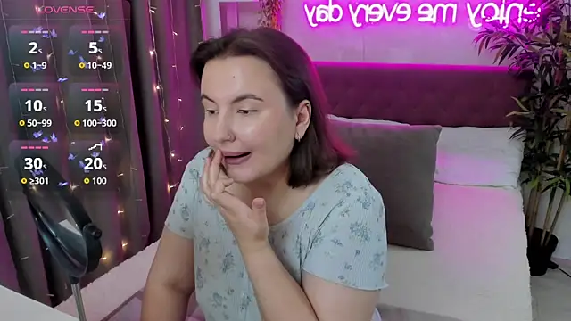 Snapshot of FeralPeach chatting on September 19, 2025, 3:41 am FeralPeach online show from September 19, 2025, 3:41 am