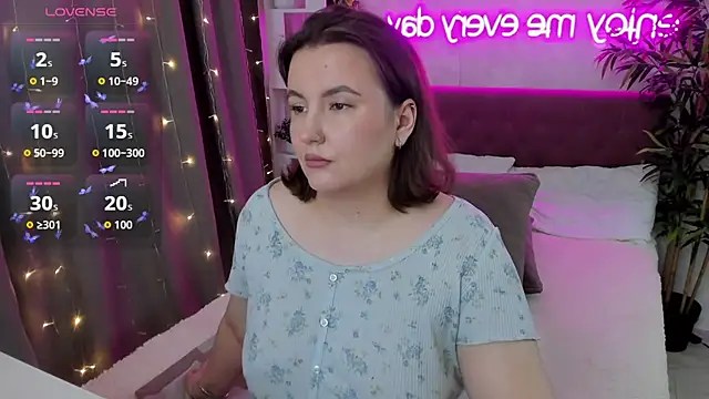 Snapshot of FeralPeach chatting on September 26, 2025, 3:43 am FeralPeach online show from September 26, 2025, 3:43 am