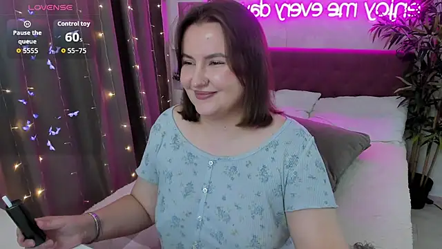 Snapshot of FeralPeach chatting on October 1, 2025, 4:51 am FeralPeach online show from October 1, 2025, 4:51 am