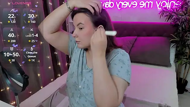 Snapshot of FeralPeach chatting on October 3, 2025, 5:15 am FeralPeach online show from October 3, 2025, 5:15 am