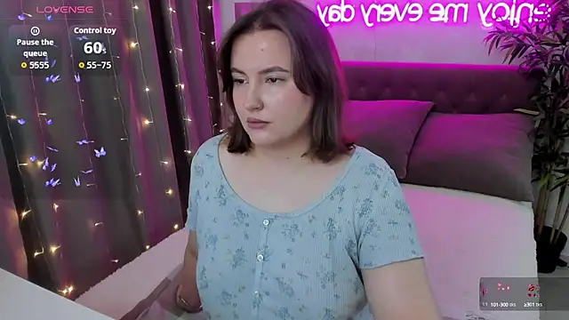 Snapshot of FeralPeach chatting on October 4, 2025, 3:48 am FeralPeach online show from October 4, 2025, 3:48 am